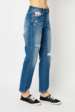 Load image into Gallery viewer, Judy Blue Full Size Queen Of Hearts Coin Pocket BF Jeans
